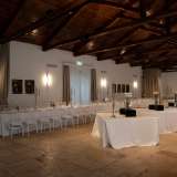 Mentre sono stati adibiti a sale eventi l�antica scuderia e il granaio, che conserva ancora il soffitto a capriate in legno